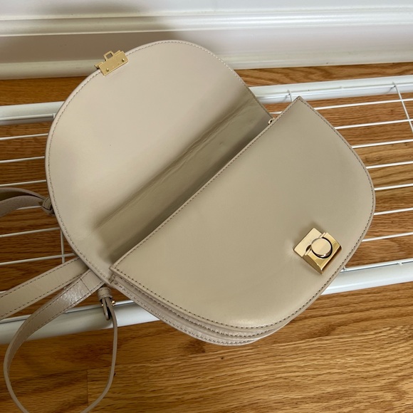Flattered leather crossbody bag in crème - Picture 12 of 13